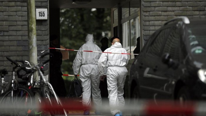 Forensic experts enter in a building where five children were found dead in an apartment on September 3, 2020 in the city of Solingen, western Germany. - A mother is suspected of killing her five children (who were one, two, three, six and eight years old) before attempting suicide by jumping in front of a train, police said. (Photo by LEON KUEGELER / AFP)