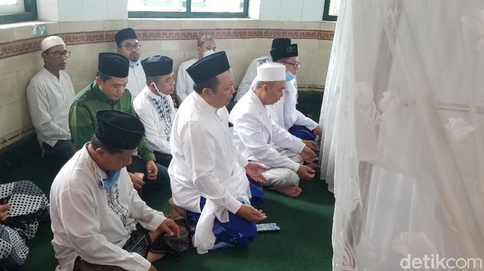 Hendy Siswanto dan Muhammad Balya Firjaun Barlaman (Gus Firjaun) menjadi pasangan Bacabup-Bacawabup pertama yang mendaftar ke KPU, untuk maju di Pilbup Jember. Sebelum berangkat ke KPU, mereka ziarah ke makam tokoh NU Jember, KH Muhammad Siddiq.