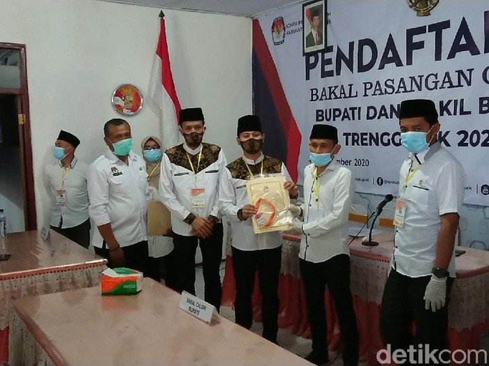 Dua pasangan bakal calon bupati dan wakil bupati Trenggalek mendaftar ke KPU. Menariknya, komposisi koalisi partai pengusung sama persis dengan Pilkada 2015.