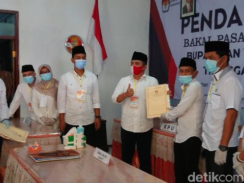 Dua pasangan bakal calon bupati dan wakil bupati Trenggalek mendaftar ke KPU. Menariknya, komposisi koalisi partai pengusung sama persis dengan Pilkada 2015.