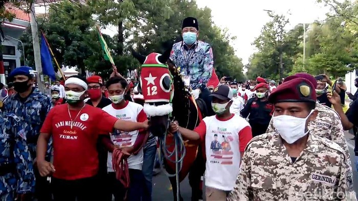 Tiga pasangan bakal calon bupati dan wakil bupati Tuban mendaftar ke KPU hari ini. Salah satunya pasangan Setiajit-RM Armaya Mangkunegara.