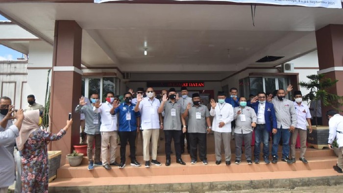 Pasangan bakal calon bupati dan wakil bupati, Panji Mursyidan dan Yosrizal (Panji-Yos), mendaftar ke KPU Dharmasraya.