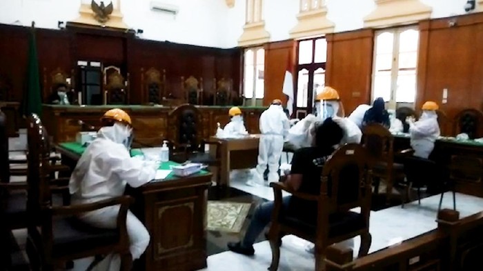 Satu hakim di Pengadilan Negeri (PN) Medan meninggal karena COVID-19. Dalam tes diketahui, 37 pegawai dinyatakan positif. Pengadilan pun tutup, seluruh pegawai bekerja dari rumah selama sepekan mulai hari ini, Jumat (4/9/2020).