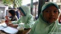Mereka tetap semangat belajar meski dilakukan di pos keamanan.