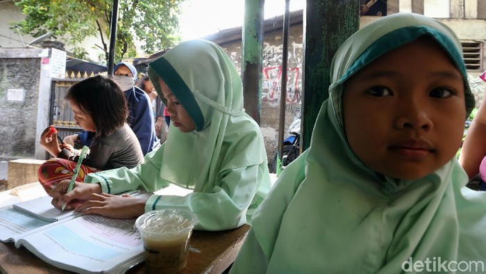 Sejumlah anak dengan didampingi orang tua berkumpul di pos keamanan atau pos ronda di pemukiman kawasan Pejompongan, Benhil, Jakarta, Jumat (4/9/2020).