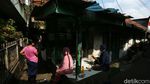 Potret Semangat Anak-anak Pejompongan Belajar di Pos Ronda