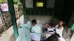 Potret Semangat Anak-anak Pejompongan Belajar di Pos Ronda