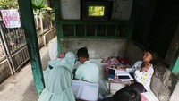 Sayangnya sebagian dari mereka tidak mengenakan masker dalam mengikuti pelajaran online secara berkelompok tersebut.