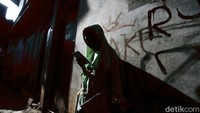 Dalam pembelajaran jarak jauh ini para siswa mengikuti pelajaran menggunakan handphone karena materi yang disampaikan secara online.