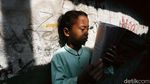Potret Semangat Anak-anak Pejompongan Belajar di Pos Ronda