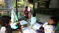 Sejumlah anak berkumpul di pos keamanan atau ronda di permukiman kawasan Pejompongan, Benhil, Jakarta, Jumat (4/9/2020).