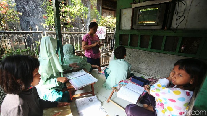 Potret Semangat Anak-anak Pejompongan Belajar di Pos Keamanan Sejumlah anak dengan didampingi orang tua berkumpul di pos keamanan atau pos ronda di pemukiman kawasan Pejompongan, Benhil, Jakarta, Jumat (4/9/2020).