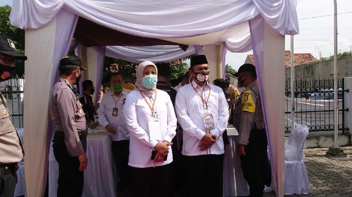 Ratu Ati Marliati-Sokhidin Mendaftar Pilwalkot Cilegon