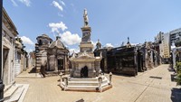 Kuburan-kuburan di tempat ini bukan tanah petakan tapi bangunan megah bergaya neo-gotik. (Getty Images/iStockphoto)