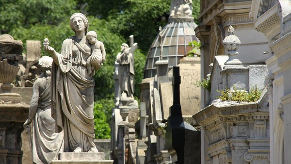 Ditambah lagi dengan patung-patung khas dewa Yunani yang bikin pemandangan makin mistis. (Getty Images/iStockphoto)
