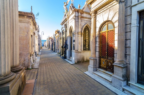 Recoleta Cemetry dibangun pada tahun 1822 sebagai pemakaman umum resmi di kota tersebut. (Getty Images/iStockphoto)