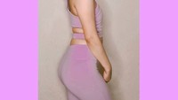 Saat itu perempuan yang dimaksud Revina mengenakan sport bra dan celana pendek. Revina lantas menyoroti bokong dan ketiak wanita itu yang disebutnya tidak bagus. Kicauan Revina di Twitter ini langsung mendapat perhatian publik. Foto: Instagram revinavt
