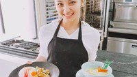 Bukti lain kalau Revina tertarik di dunia dapur. Ia sempat ikut kursus masak lho! Foto: Instagram revinavt