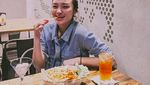 Pesona Revina VT Saat Racik Kopi hingga Ngemil di Kafe