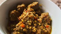 Resep praktis ini juga dibuat Revina. Ia menampilkan tumis daging pedas. Bumbunya mudah dicontek seperti bawang, cabai, dan kecap manis. Foto: Instagram revinavt