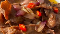 Wanita yang sering disebut mirip Zaskia Gotik ini ternyata bisa masak. Menu buatannya kali ini lidah masak mentega. Kelihatan nikmat ya? Foto: Instagram revinavt