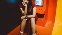 Layaknya millennial lain, Revina juga sering nongkrong di kafe. Salah satunya yang berkonsep dingdong ini. Foto: Instagram revinavt