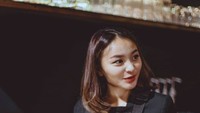 Revina handal menyeduh kopi dengan teknik manual brew. Menggunakan apron, ia terlihat seperti barista sungguhan ya? Foto: Instagram revinavt