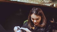 Di Instagram, Revina adalah sosok selebgram yang punya followers lebih dari 600 ribu. Beberapa kali ia menunjukkan kecintaannya pada kopi. Foto: Instagram revinavt