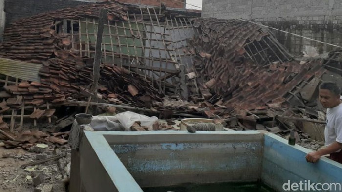 Rumah warga di Sukabumi nyaris rata dengan tanah usai digoyang gempa