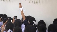Kehadiran kelompok aktivis siswa sekolah menengah yang tergabung dalam Bad Students tersebut menyedot perhatian publik Thailand. Dalam aksi protes di depan Kementerian Pendidikan beberapa waktu lalu, sekitar 400 siswa sekolah menengah, tampak mengenakan seragam mereka dan memadati gedung Kementerian Pendidikan untuk menuntut adanya reformasi dalam tatanan pendidikan Negeri Gajah Putih tersebut. Ratusan siswa itu bernyanyi, bersorak, dan berteriak menuntut agar Menteri Pendidikan Thailand Nataphol Teepsuwan mengundurkan diri dari jabatannya.