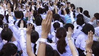 Sejumlah pelajar di Thailand mengacungkan tiga jari ke udara sebagai simbol perlawanan saat ikut serta dalam aksi demo di depan Kementerian Pendidikan, Bangkok, Rabu (19/8) lalu.