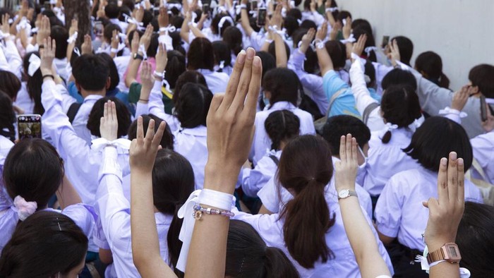 Saat Pelajar Ambil Bagian Menuntut Perubahan di Thailand Aksi unjuk rasa sempat bergejolak di Thailand. Salah satu hal yang digugat oleh para pelajar di sana terkait dengan tatanan pendidikan di Negeri Gajah Putih itu