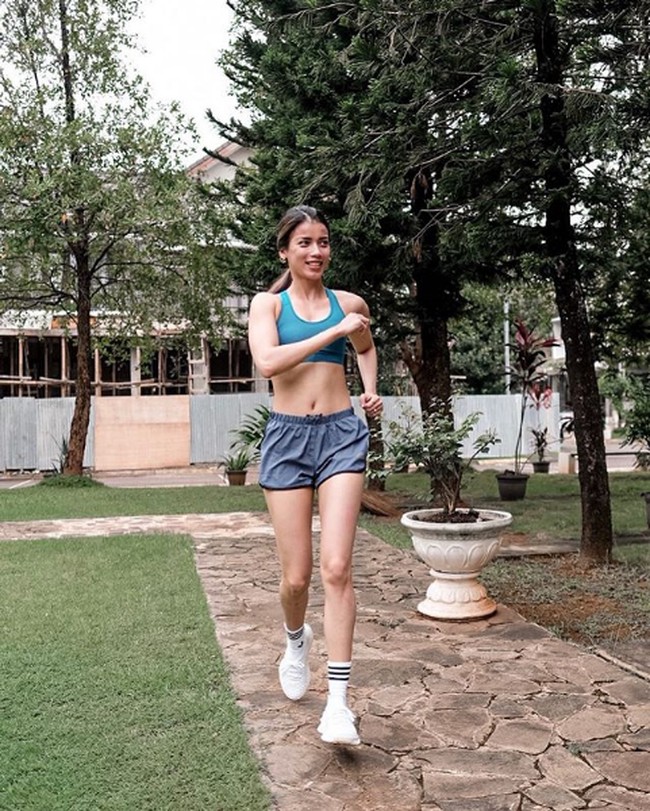 Ketika kita menilai seseorang itu ada banyak pilihan kok, pilihan pertama ya berhenti hanya di pikiran kita saja, karena memang nggak bisa semua orang dipaksa untuk punya pikiran selalu positif. Selama hanya di pikiran kita saja. Nah tapiiiiiiii ketika kita masuk ke pilihan kedua, mengutarakannya baik ke orang maupun ke sosmed itu artinya kamu SOMBONG, tulisnya. Foto: Instagram/@sabrinachairunnisa_