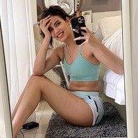 Sabrina Chairunnisa menyentil soal polusi visual, kata-kata yang digunakan Revina VT di Twitter, yang kemudian jadi viral dan menuai hujatan. Kritikan itu disampaikannya lewat postingan mirror selfie. Kekasih Deddy Corbuzier tersebut memperlihatkan perut buncit dan menuliskan kata-kata penyemangat agar para wanita tetap PD pergi ke gym dengan bentuk tubuh apapun. Foto: Instagram/@sabrinachairunnisa_