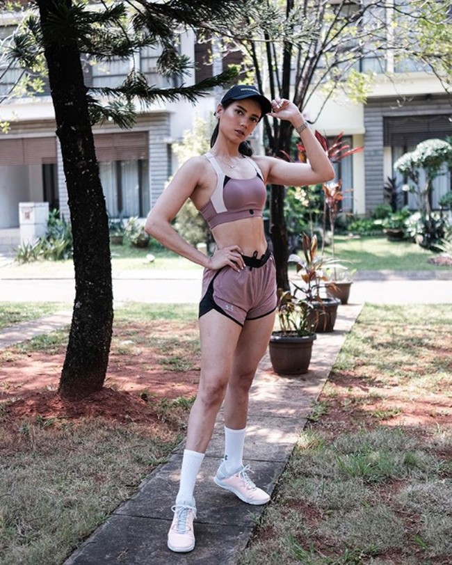 Sabrina sendiri sudah rutin nge-gym selama lima tahun. Pun begitu, ada kalanya perutnya tak selalu rata atau sixpack. Mau genetiku kurus udah gym jungkir balik. Tp kalau pas makan sembarangan ya buncit2 jg jadi ada kok masa dimana aku lagi pengen makan sesukaku, lanjurnya. Foto: Instagram/@sabrinachairunnisa_