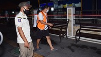 Warga tersebut dikenakan sanksi karena tidak mengenakan masker saat beraktivitas di luar rumah.
