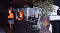 Warga menyemprotkan cairan disinfektan di jalur pedestrian, Kota Madiun, Jawa Timur, Kamis (3/9/2020) malam. 