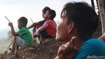 Serunya Main Layangan di Tebing Cibiru Bandung