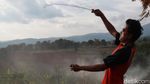 Serunya Main Layangan di Tebing Cibiru Bandung