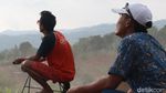 Serunya Main Layangan di Tebing Cibiru Bandung