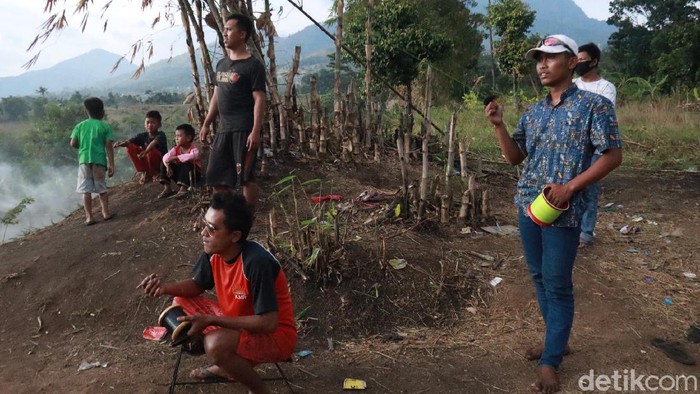 Serunya Main Layangan di Tebing Cibiru Bandung Musim kemarau menjadi waktu yang tepat bagi warga Kota Bandung, Jawa Barat untuk bermain layangan. Apalagi mainnya di area tebing. Penasaran?