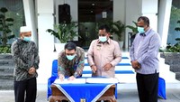 Branch Manager PT Bank Tabungan Negara (Persero) Tbk. Kantor Cabang Syariah Banda Aceh Munawar Solihin bersama Walikota Banda Aceh Aminullah Usman menandatangani naskah Memorandom of Understanding (MoU) Penyediaan Fasilitas Pelayanan Jasa Perbankan Berdasarkan Prinsip Syariah dalam Lingkungan Pemerintah Kota Banda Aceh disaksikan Kepala Baitul Mal Kota Banda Aceh Asqalani dan Asisten II Pemkot Banda Aceh Bachtiar di Aceh, Jumat (4/9). dok. Pemkot Banda Aceh