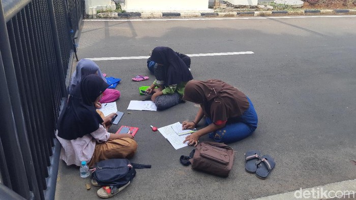 Siswa di Serang Akses Internet di Pemprov Banten