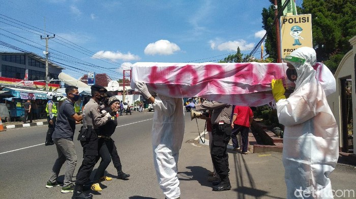 Sosialisasi bahaya COVID-19 di Kuningan.