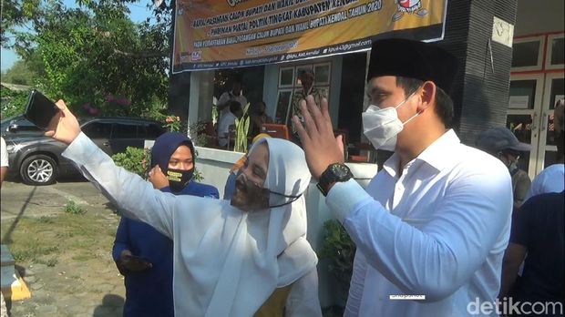 Suami artis Caca Frederica, Dico M Ganinduto berpasangan dengan Windu Suko Basuki mendaftar Pilkada Kendal, Jumat (4/9/2020).