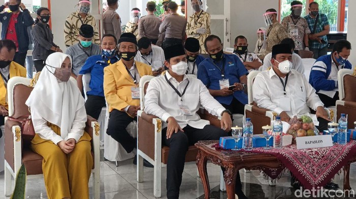Suami artis Caca Frederica, Dico M Ganinduto berpasangan dengan Windu Suko Basuki mendaftar Pilkada Kendal, Jumat (4/9/2020).