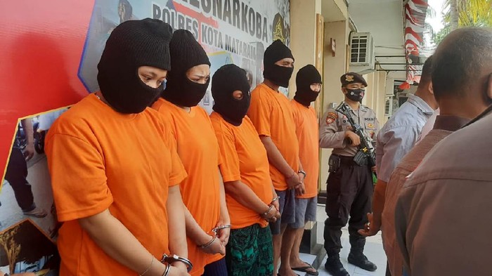Suami-istri di Mataram ditangkap saat pesta narkoba. (Foto: Faruk/detikcom)