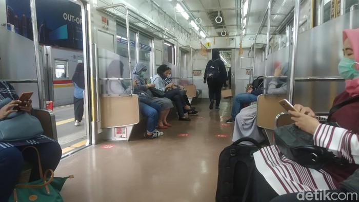 Suasana di KRL Jumat