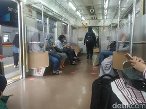 Kerumunan di KRL Disoroti Satgas COVID, Begini Situasi KRL Bogor-Cawang Pagi Ini