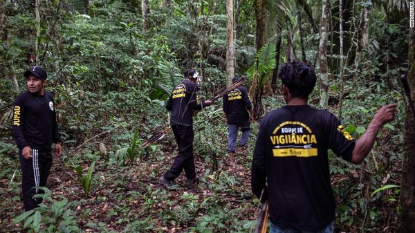 Drone mampu melintasi hutan lebat yang sulit dilakukan dengan berjalan kaki dan. Masyarakat adat pun bisa memantau area yang lebih luas, sambil menghindari konfrontasi berbahaya dengan penebang liar dan perampas tanah.